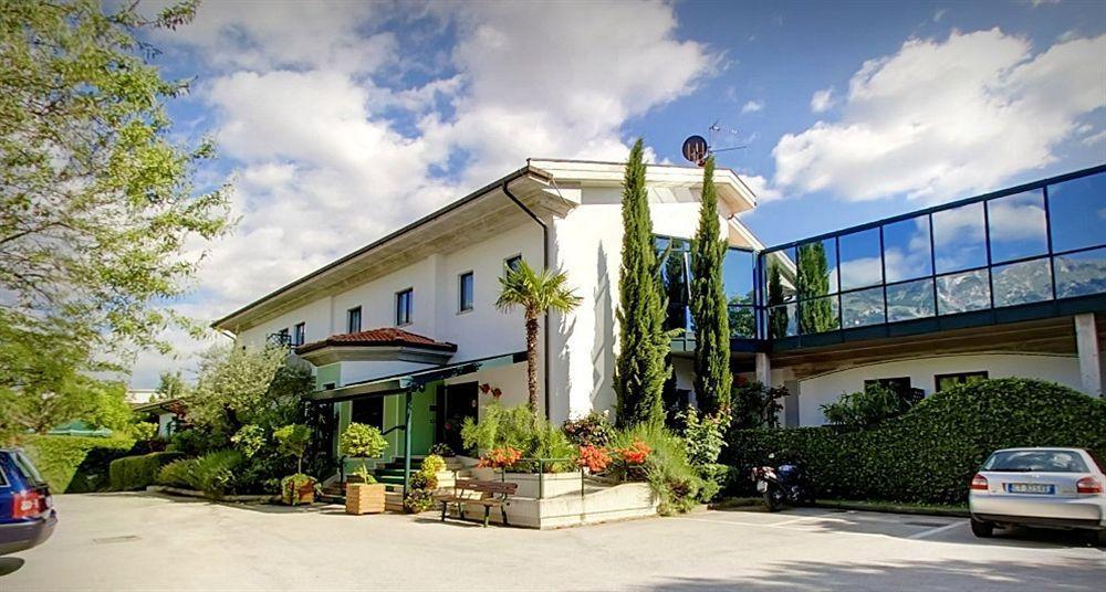 סולמונה Hotel Santacroce Meeting מראה חיצוני תמונה